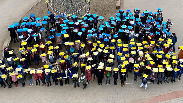 Kinder stellen die Flagge der Ukraine aus der Vogelperspektive dar.
