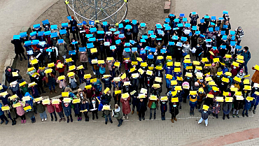 Kinder stellen die Flagge der Ukraine aus der Vogelperspektive dar.