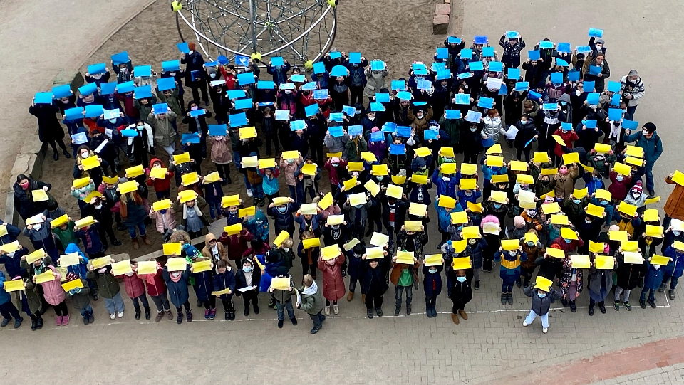 Kinder stellen die Flagge der Ukraine aus der Vogelperspektive dar.
