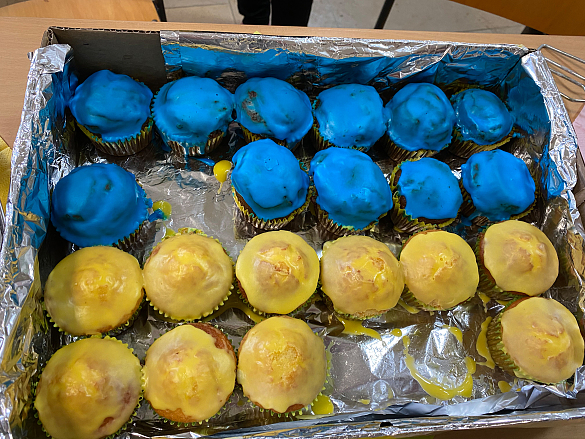 Muffins in Farben der ukrainischen Flagge